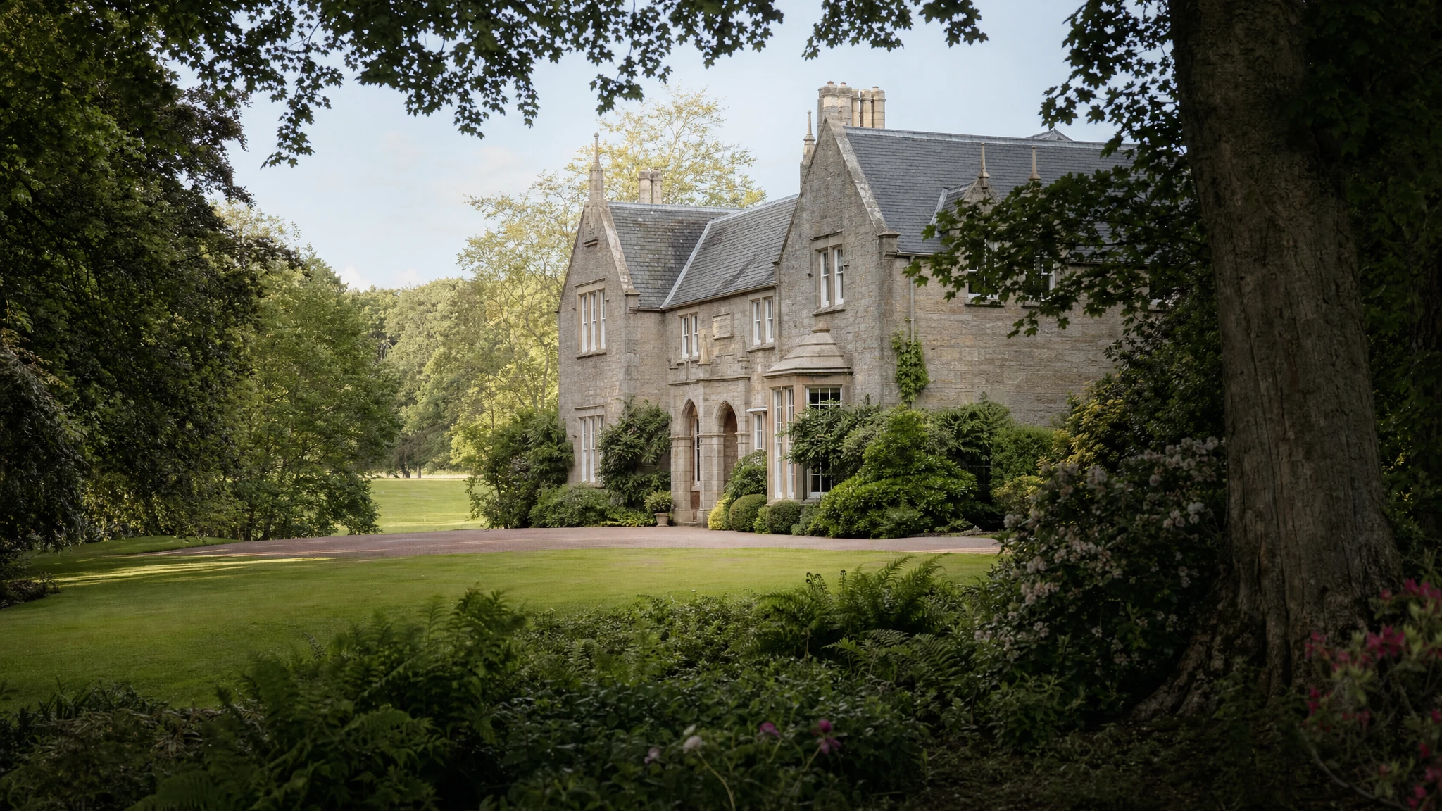 Removals from London to Thorntonhall: A secluded, exclusive country house in Thorntonhall, private grounds